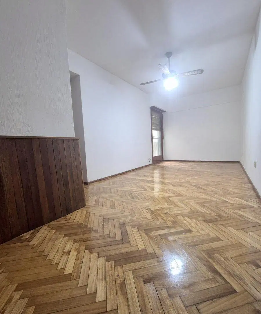 3 Amb. Funcionales. Cocina Independiente. Baño completo. Lavadero. Bajas Expensas. A/Profesional. 5