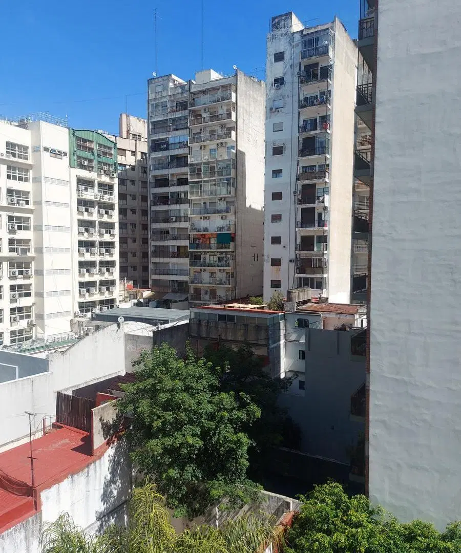 Alquilo: Monoambiente amplio. Balcón. Coc.Americ. Edif. Piscina. Sum. Laundry. 3