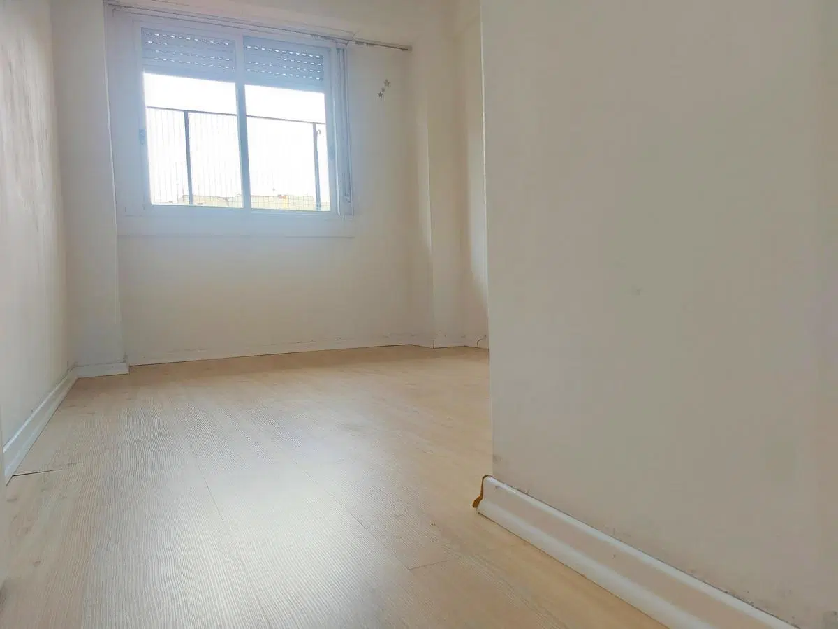 Alquiler: 3 amb. Frente. Balcón. Cocina y baño completos.- Lav. Muy luminoso. Exc. Ubicacion. 3