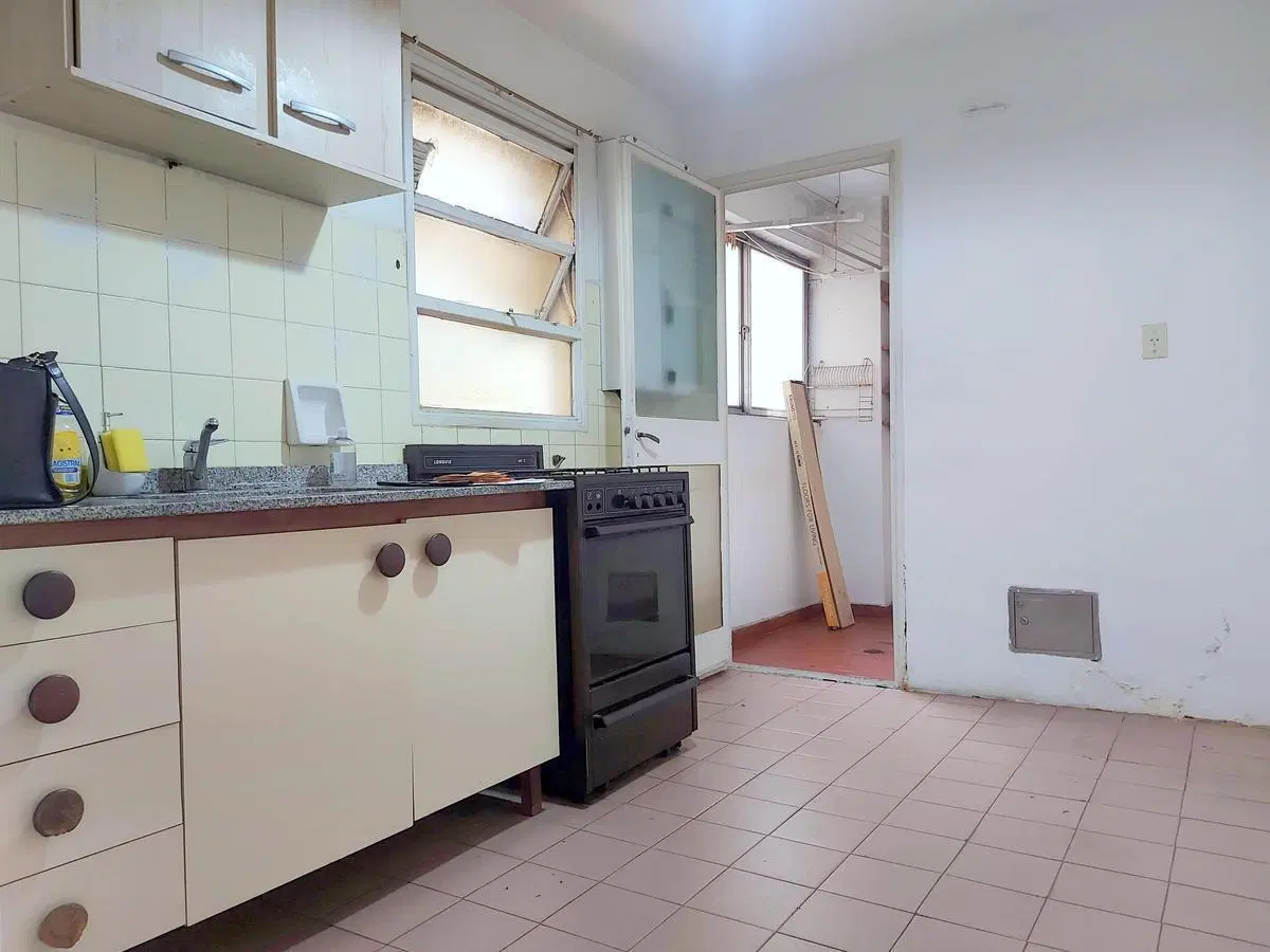 Alquiler: 3 amb. Frente. Balcón. Cocina y baño completos.- Lav. Muy luminoso. Exc. Ubicacion. 2