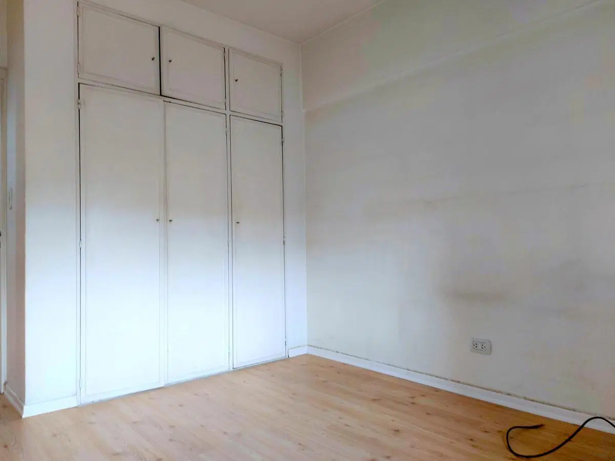 Alquiler: 3 amb. Frente. Balcón. Cocina y baño completos.- Lav. Muy luminoso. Exc. Ubicacion. 4