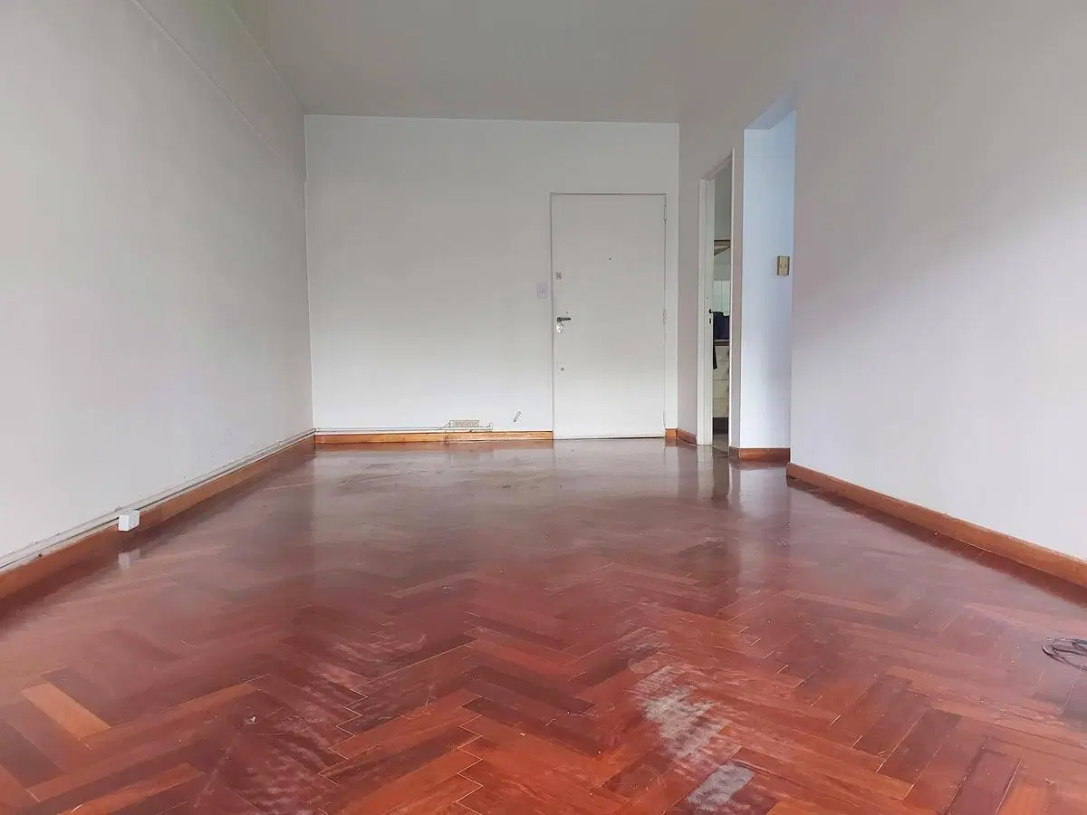 Alquiler: 3 amb. Frente. Balcón. Cocina y baño completos.- Lav. Muy luminoso. Exc. Ubicacion. 2