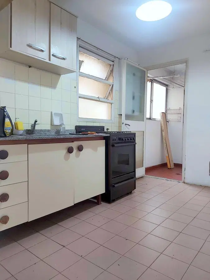 Alquiler: 3 amb. Frente. Balcón. Cocina y baño completos.- Lav. Muy luminoso. Exc. Ubicacion. 4