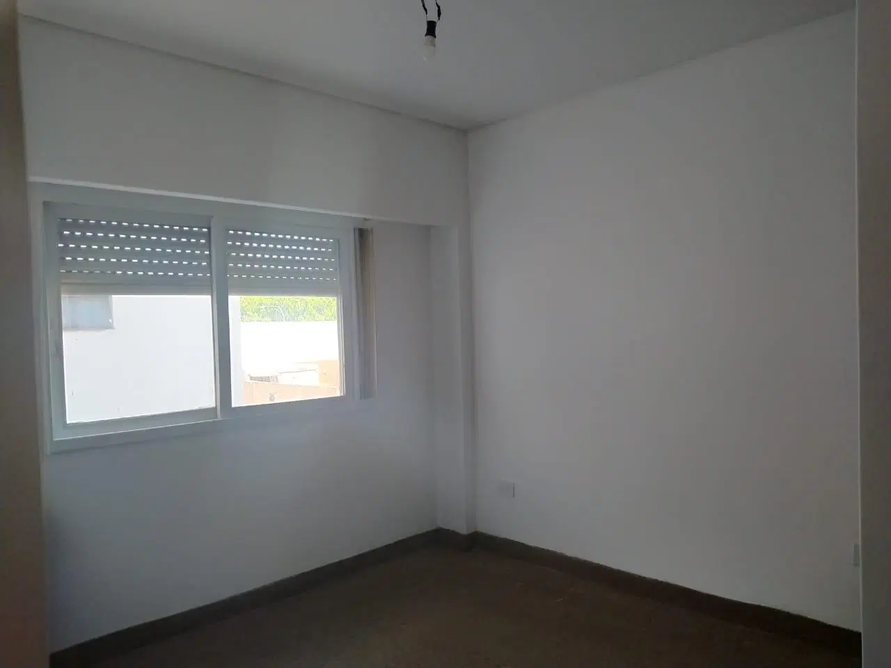 Depto: 3 ambientes amplios al frente con balcón y dependencias de servicio. Baño y toilette.- 5