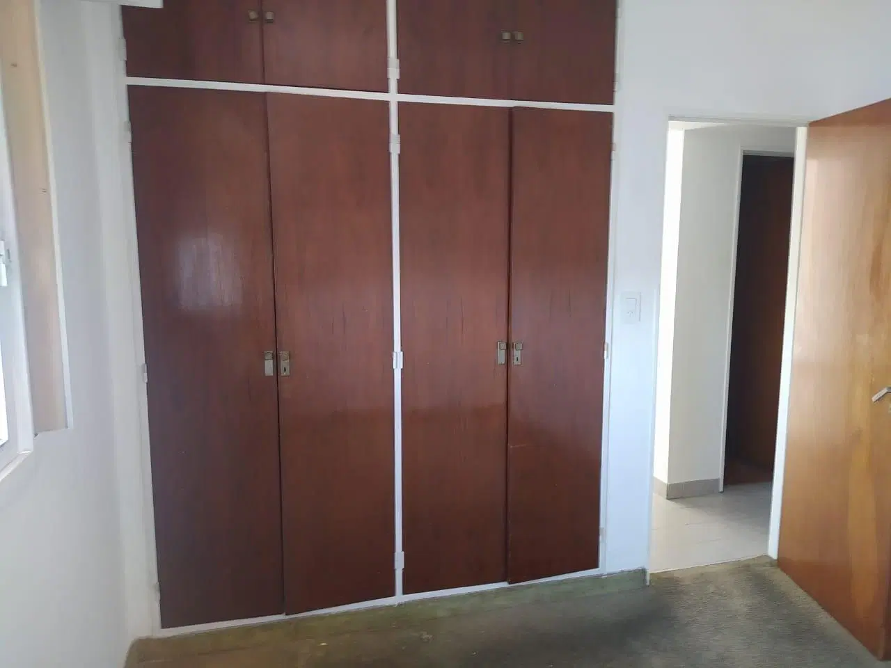 Depto: 3 ambientes amplios al frente con balcón y dependencias de servicio. Baño y toilette.- 3