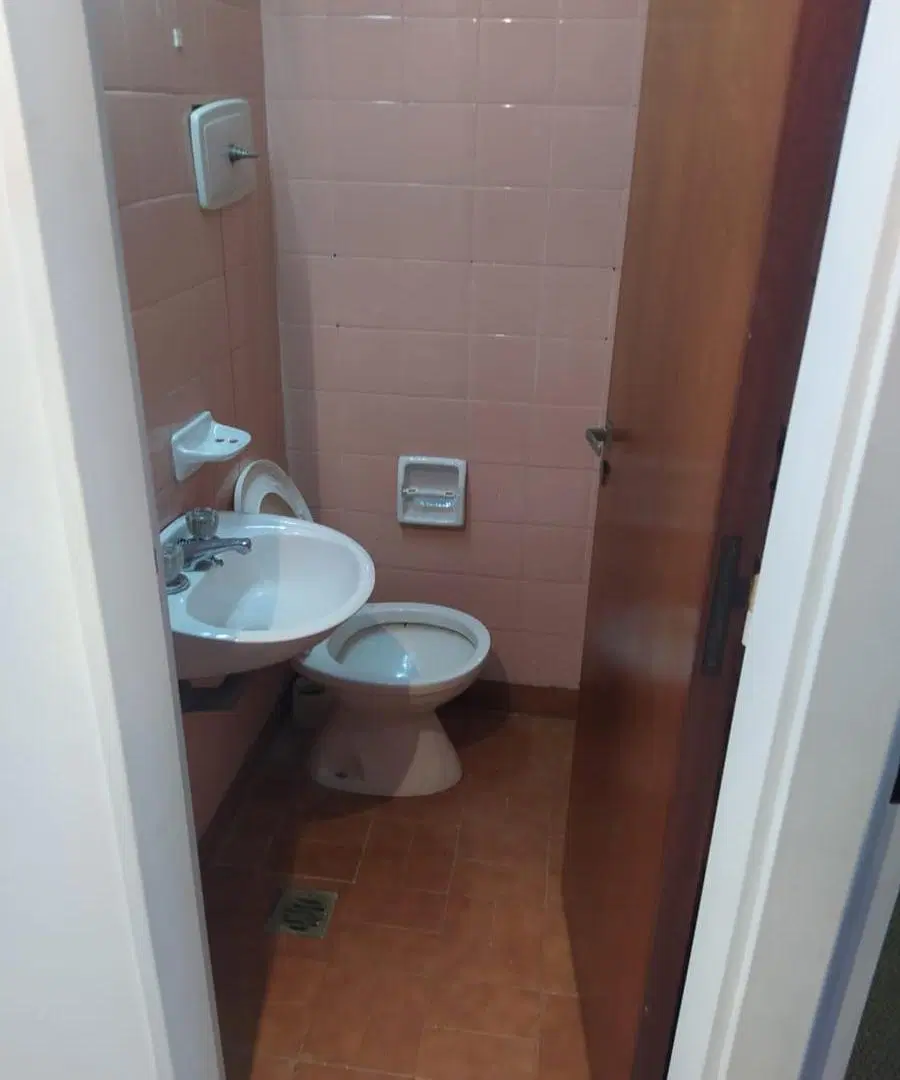 Depto: 3 ambientes amplios al frente con balcón y dependencias de servicio. Baño y toilette.- 1