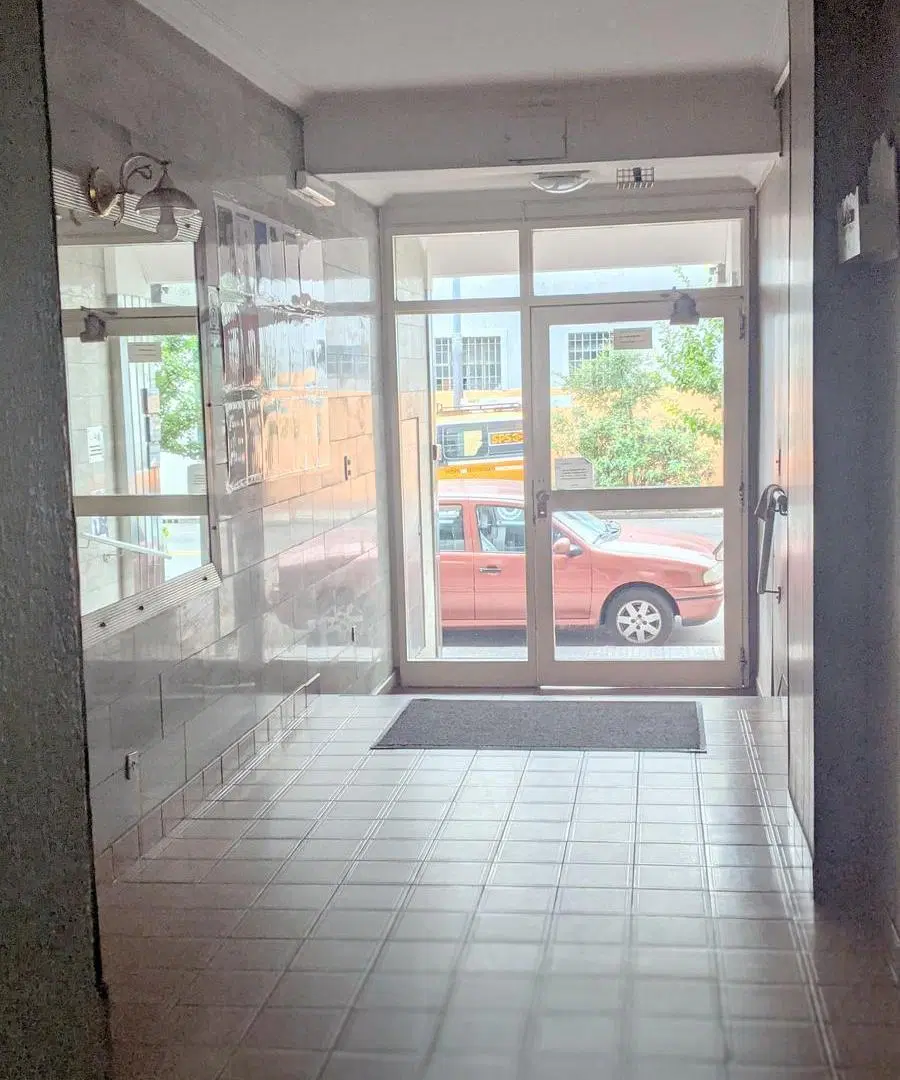 Depto: 3 ambientes amplios al frente con balcón y dependencias de servicio. Baño y toilette.- 2