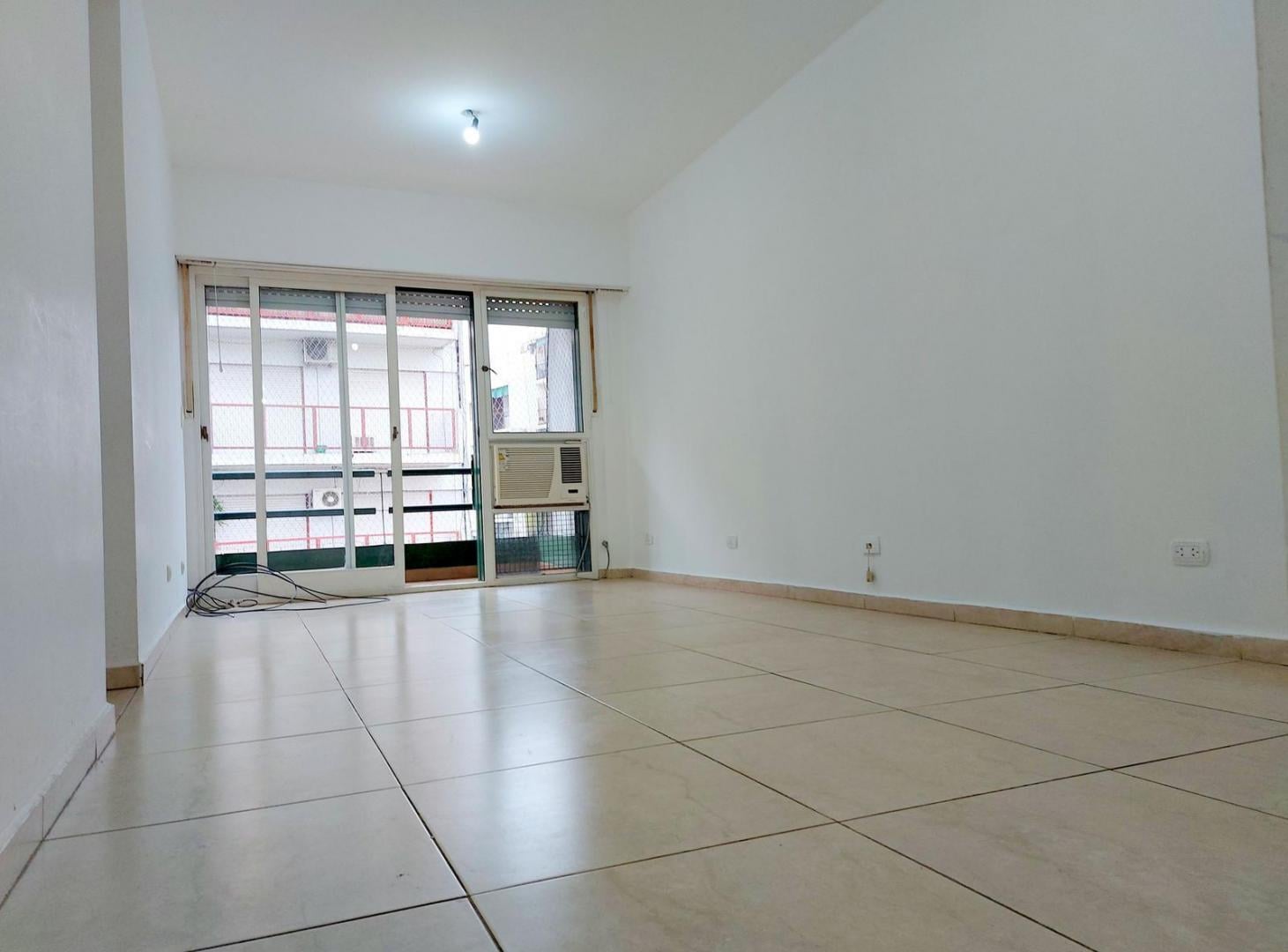 Foto de Alquiler de 2 amb. amplios. Frente con balcón corrido. Cocina y baño, imagen 2