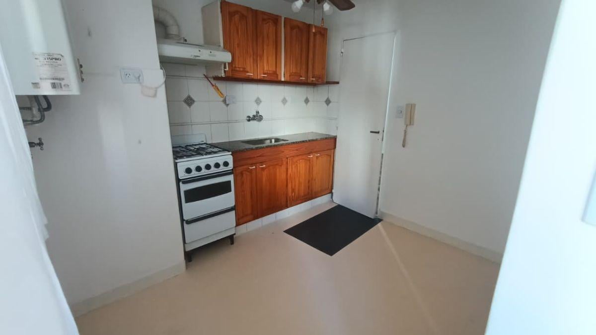 Foto de 2 AMB IMPECABLE ESTADO PISO 2° LUMINOSO A/PROF BAÑO COMPLETO COCINA, imagen 1