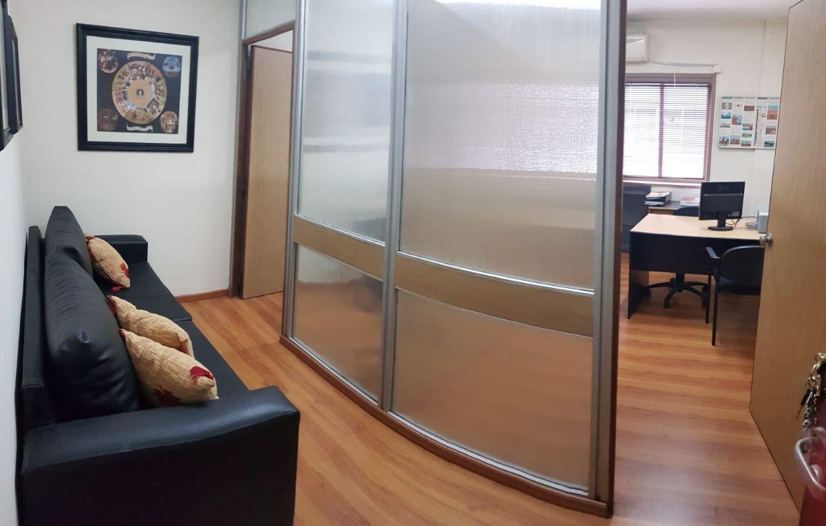 Foto de Exc 4 amb en 2 oficinas unificadas piso 6° Seguridad bño impec 42m2 luz, imagen 3