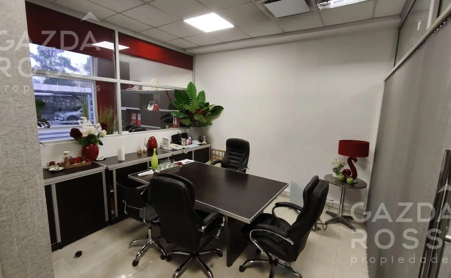 Excelente oficina en planta baja, complejo Amaneceres Office 1