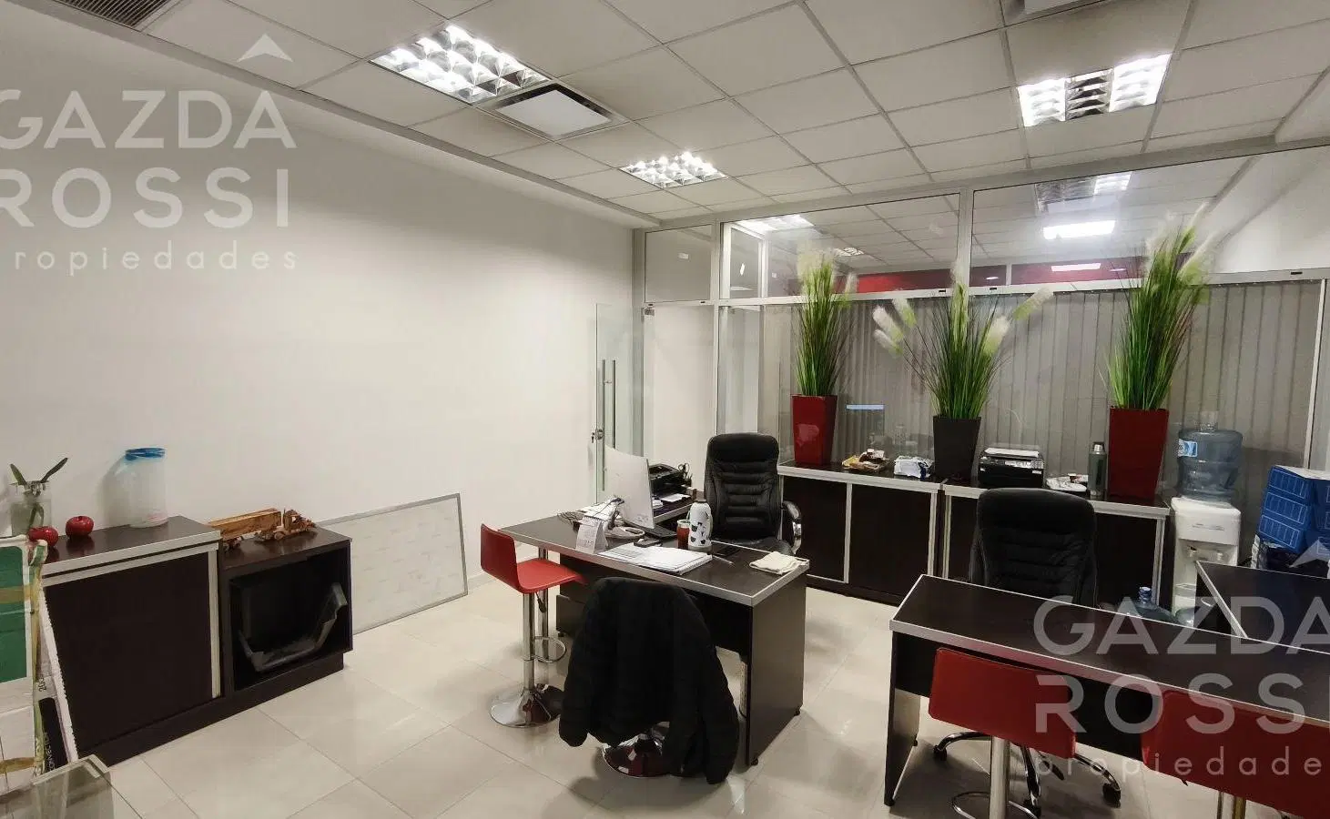 Excelente oficina en planta baja, complejo Amaneceres Office 2