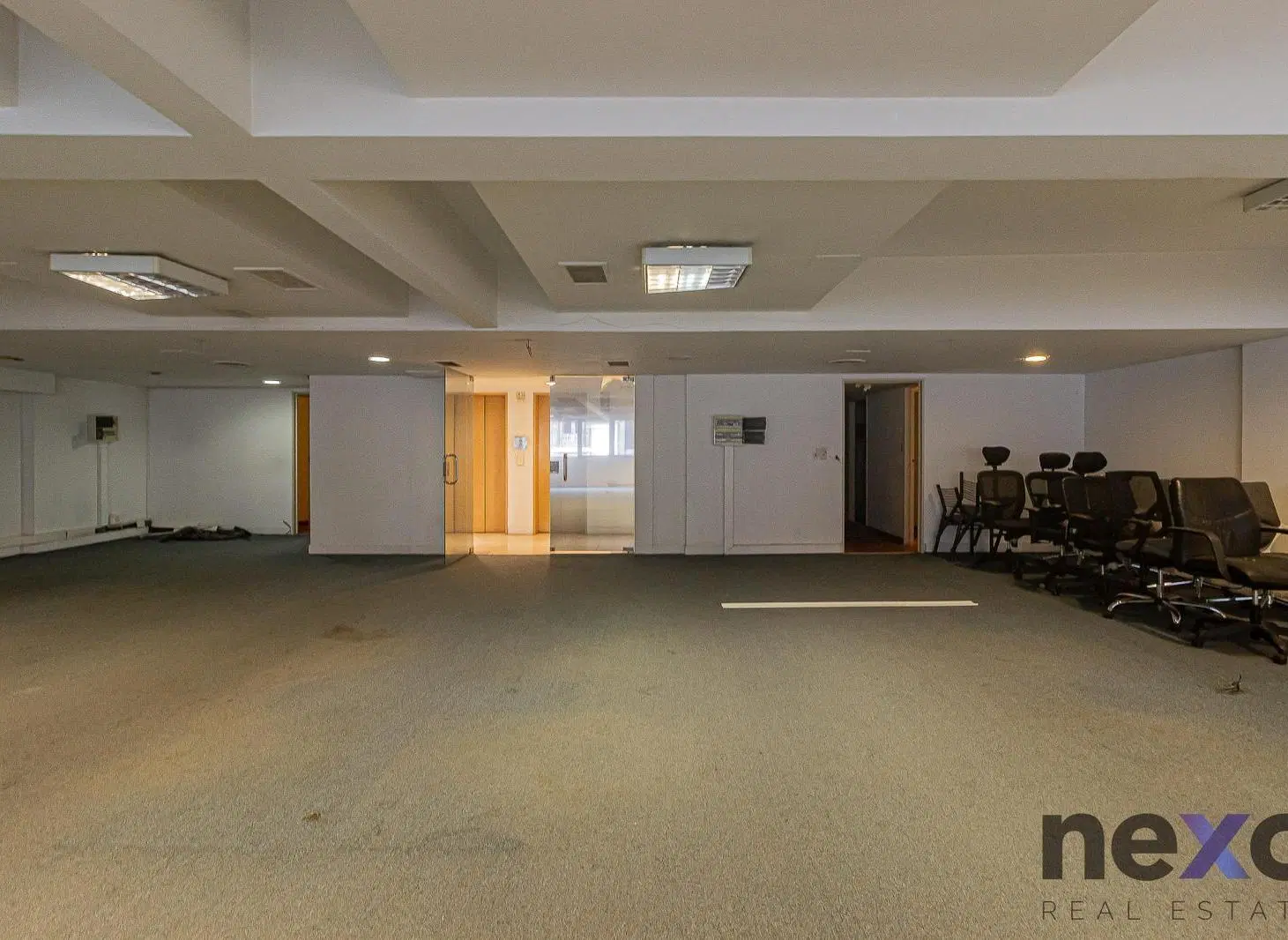 Oficina en Venta con 2 Cocheras en Microcentro 4