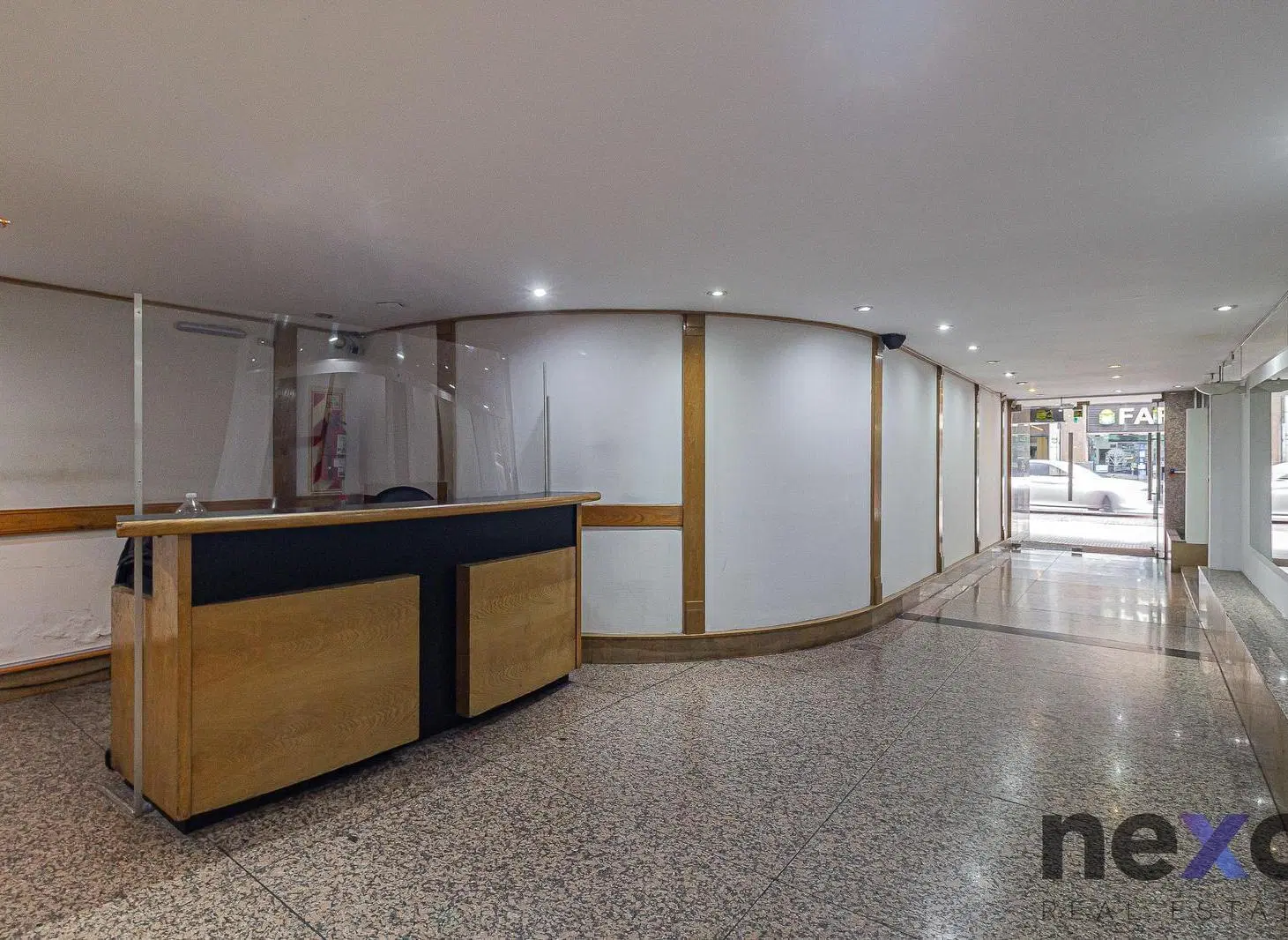 Oficina en Venta con 2 Cocheras en Microcentro 3