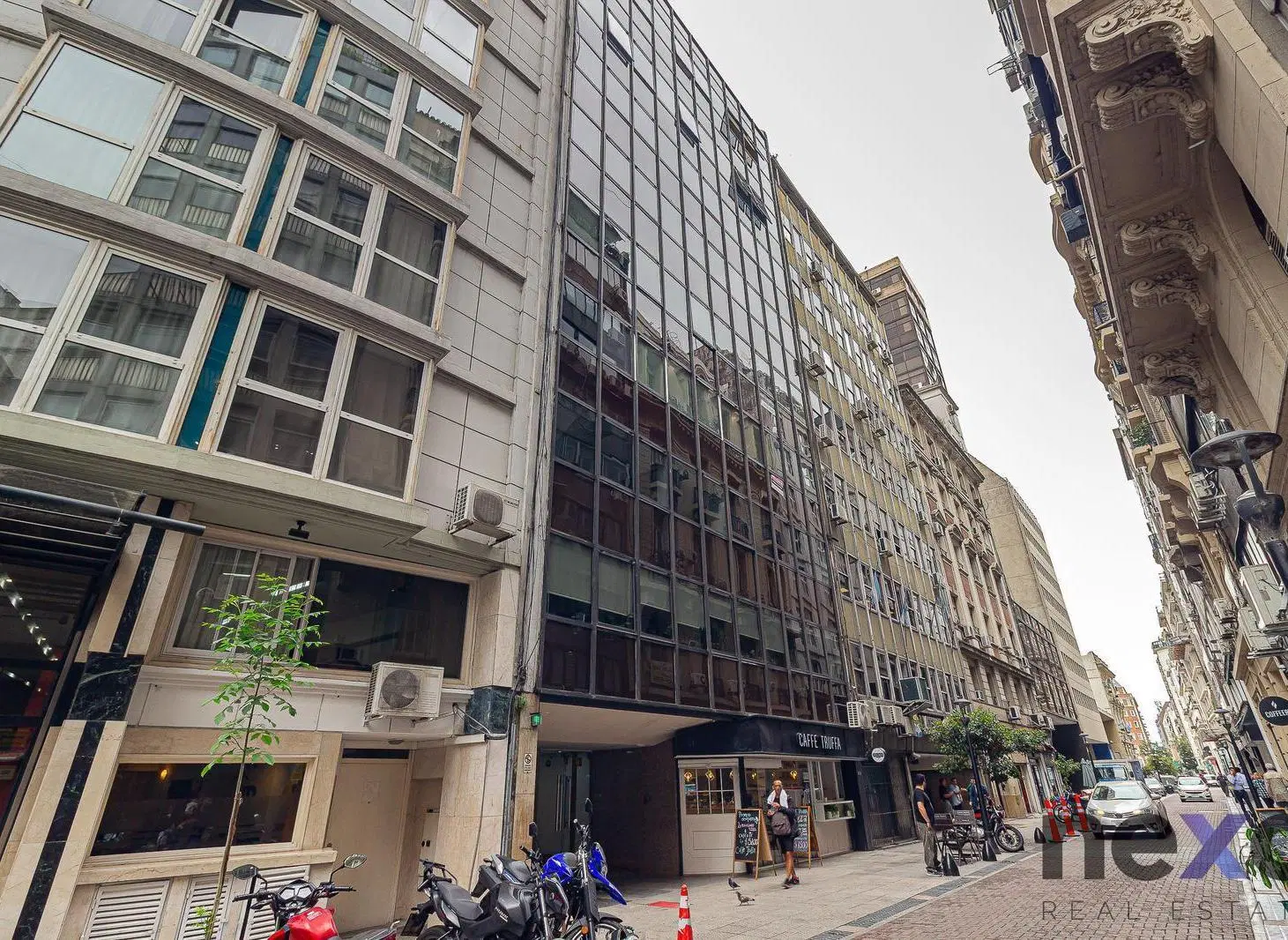 Oficina en Venta con 2 Cocheras en Microcentro 4