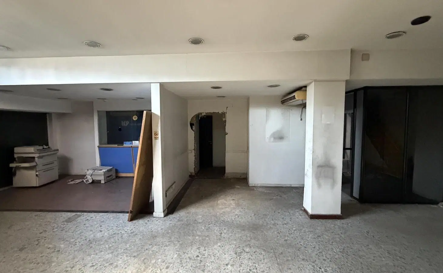 Amplio Local a la Venta en Esquina, 3 Plantas con Gran Potencial 4