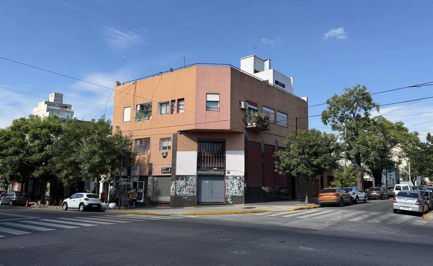 Amplio Local a la Venta en Esquina, 3 Plantas con Gran Potencial 2