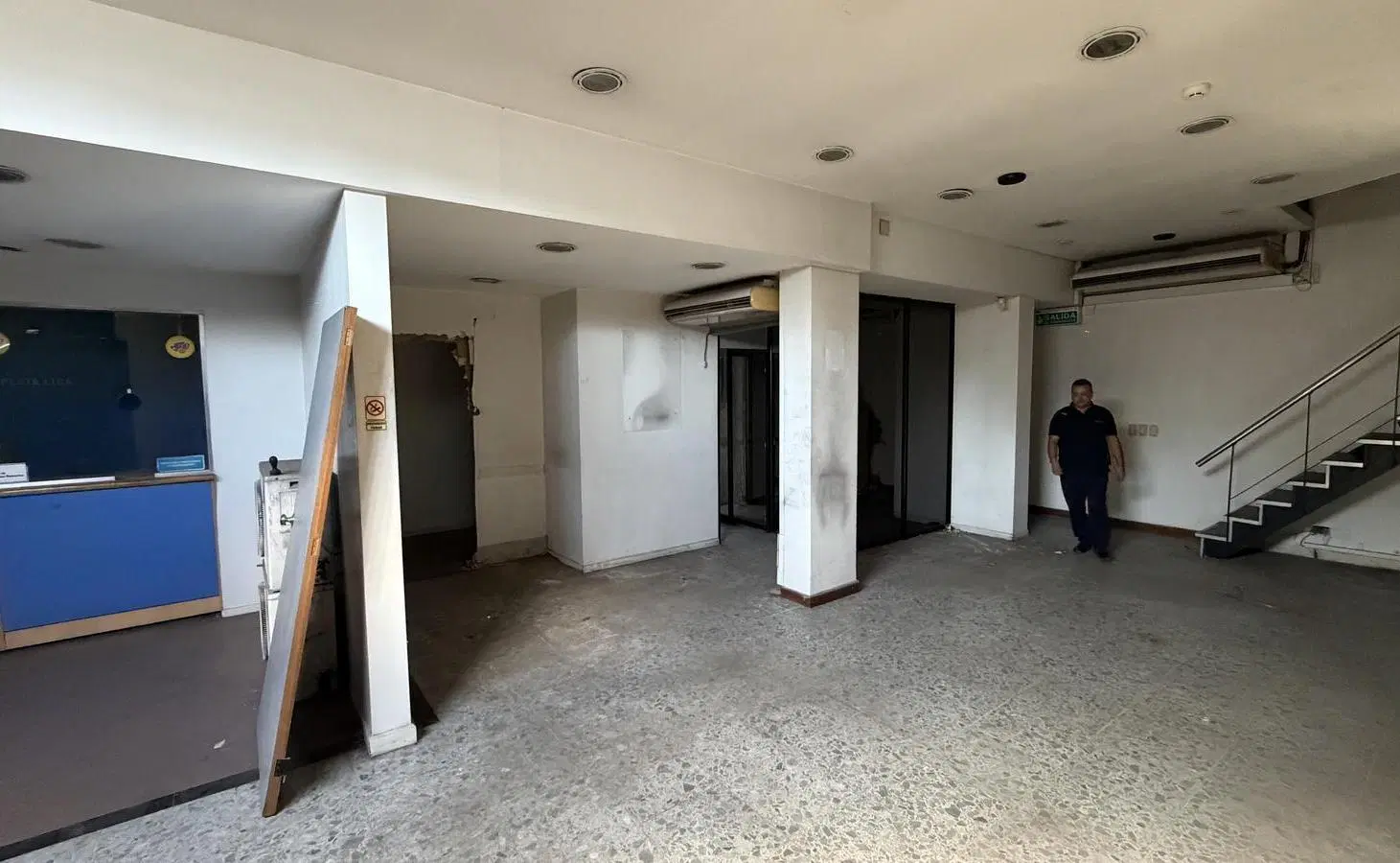 Amplio Local a la Venta en Esquina, 3 Plantas con Gran Potencial 5