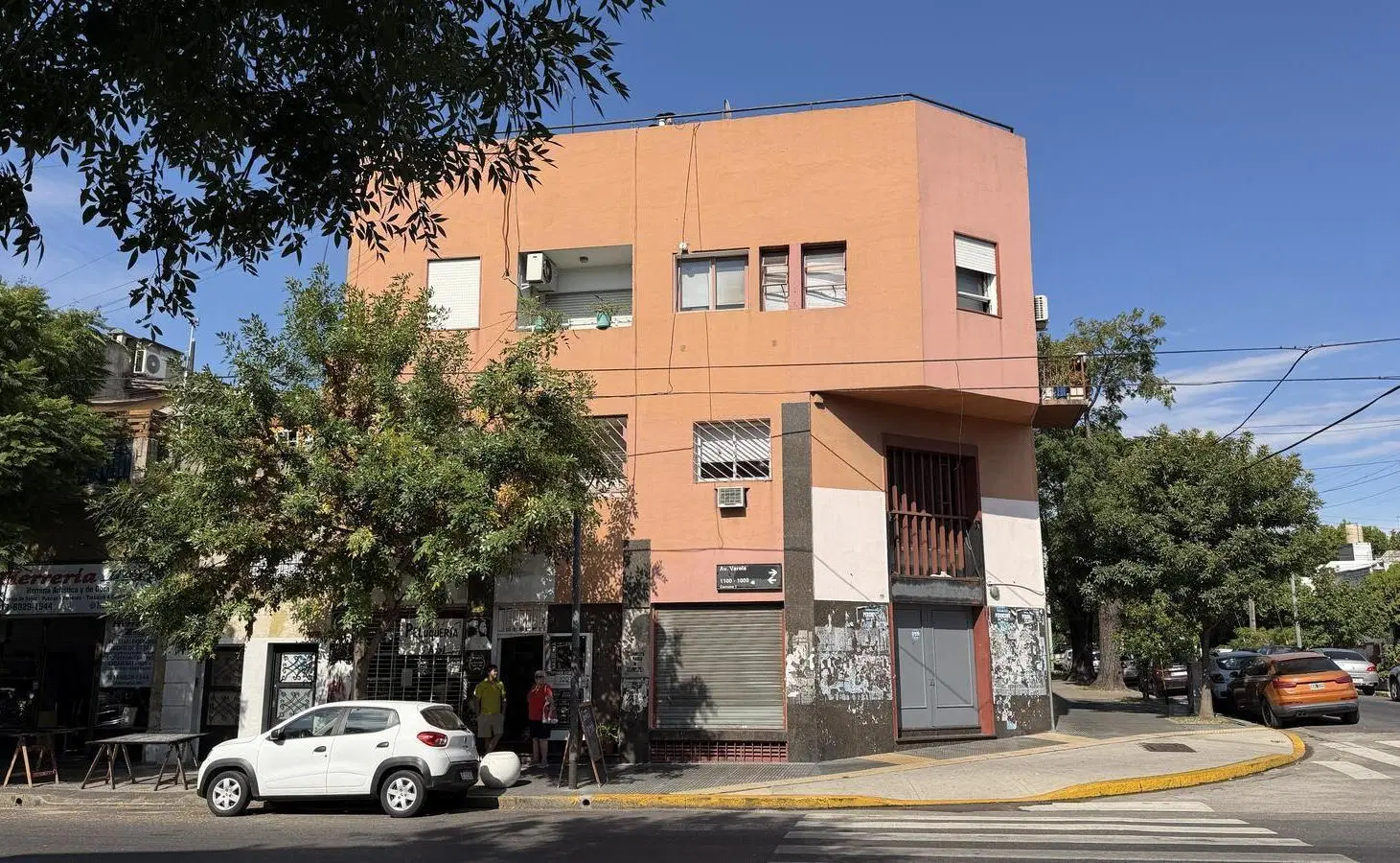 Amplio Local a la Venta en Esquina, 3 Plantas con Gran Potencial 1