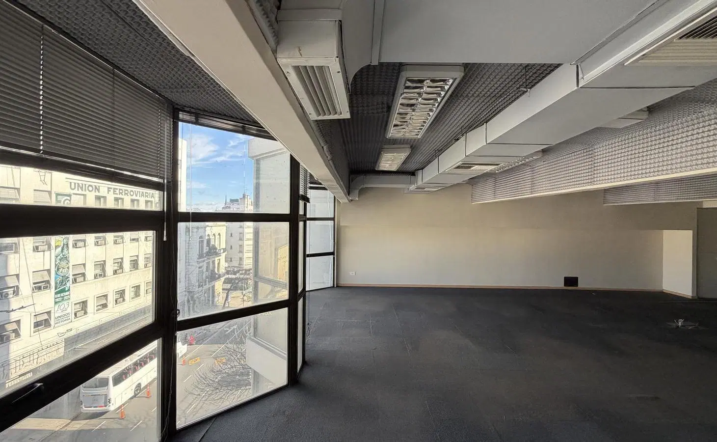 Excelentes Oficinas sobre Av. Independencia 3