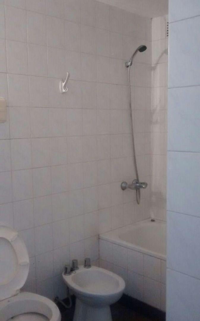 Foto de Monoambiente / Oficina con baño privado - en ALQUILER - calle 47 e/ 13, imagen 2