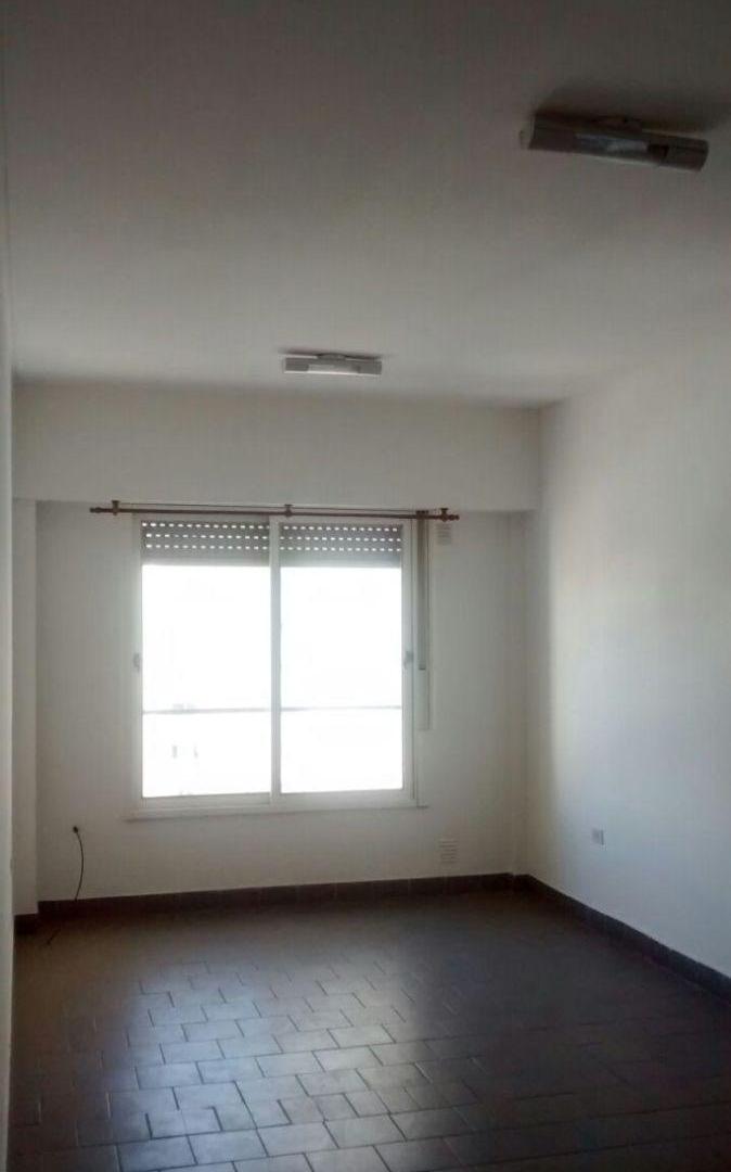 Foto de Monoambiente / Oficina con baño privado - en ALQUILER - calle 47 e/ 13, imagen 1