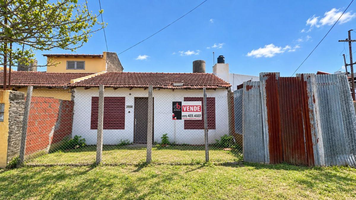 Foto de CASA en VENTA A RECICLAR/DEMOLER - CALLE 10 E/ 150 y 151 #2558, imagen 1