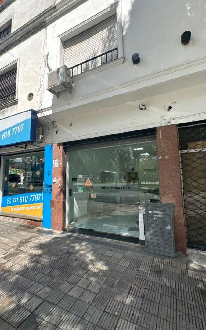 Foto de LOCAL comercial el ALQUILER, frente a Plaza Italia - en la ciudad La, imagen 2