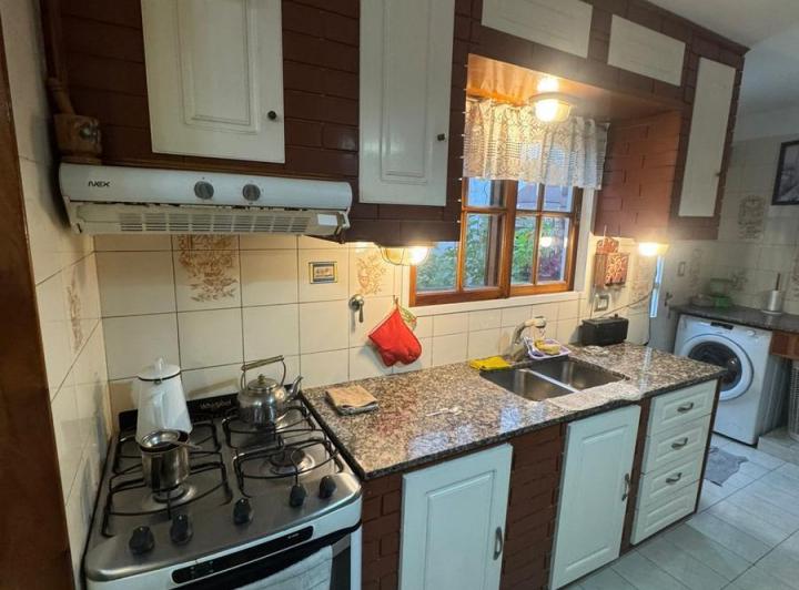 Casa en  Venta sobre lote propio,  5 ambientes excelente estado 4