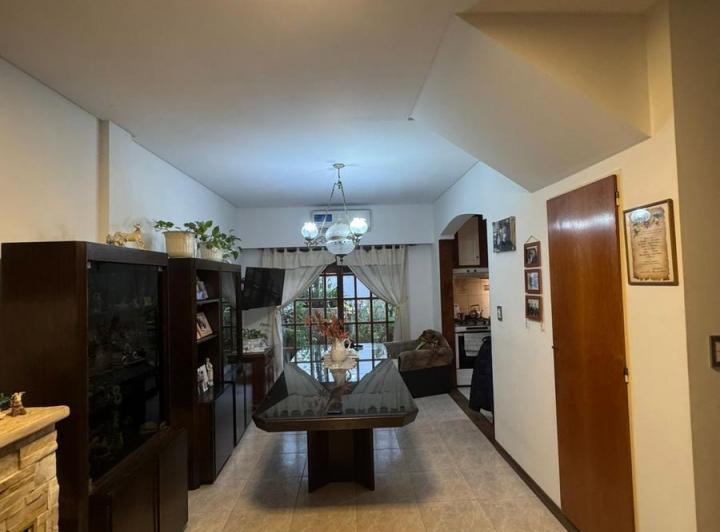 Casa en  Venta sobre lote propio,  5 ambientes excelente estado 5