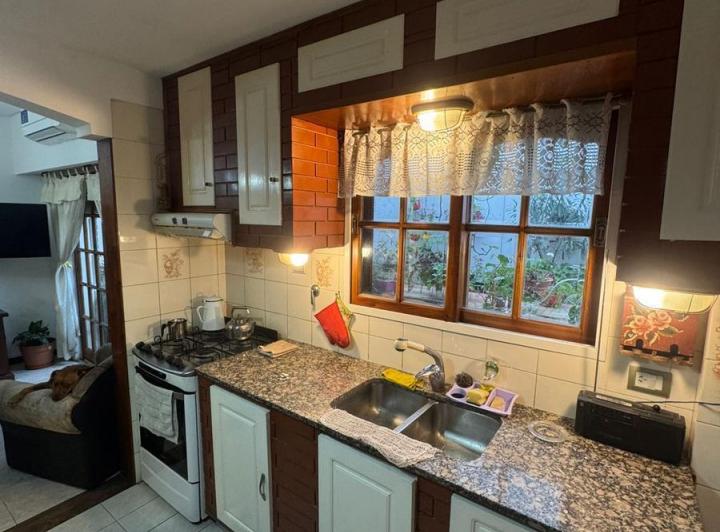 Casa en  Venta sobre lote propio,  5 ambientes excelente estado 1