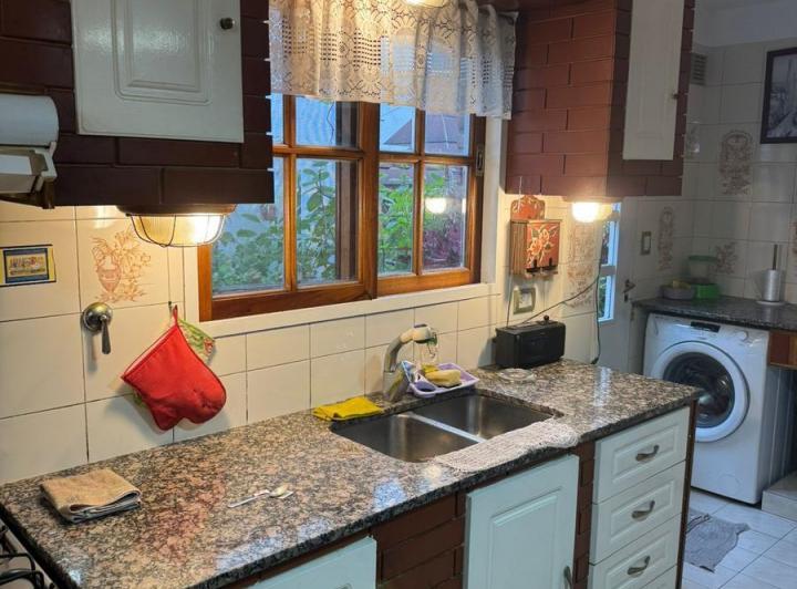Casa en  Venta sobre lote propio,  5 ambientes excelente estado 2