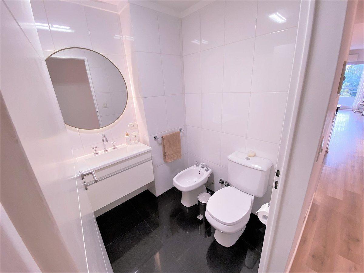 Venta Semipiso con Balcon en Flores 5
