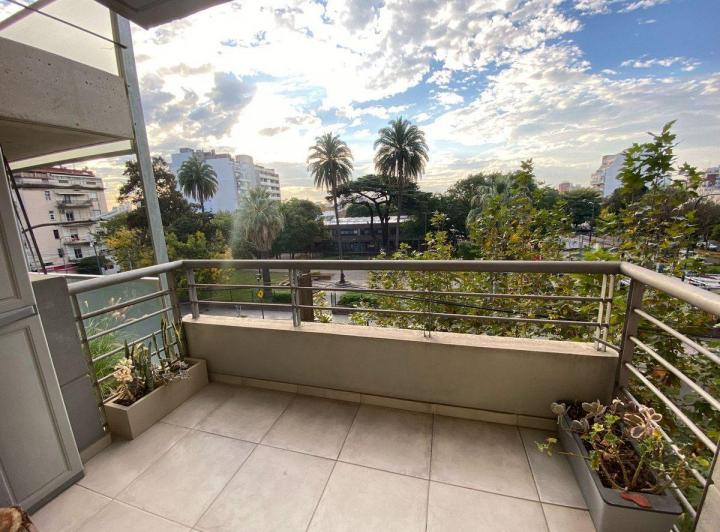 VENTA SEMIPISO CON BALCON EN FLORES 5