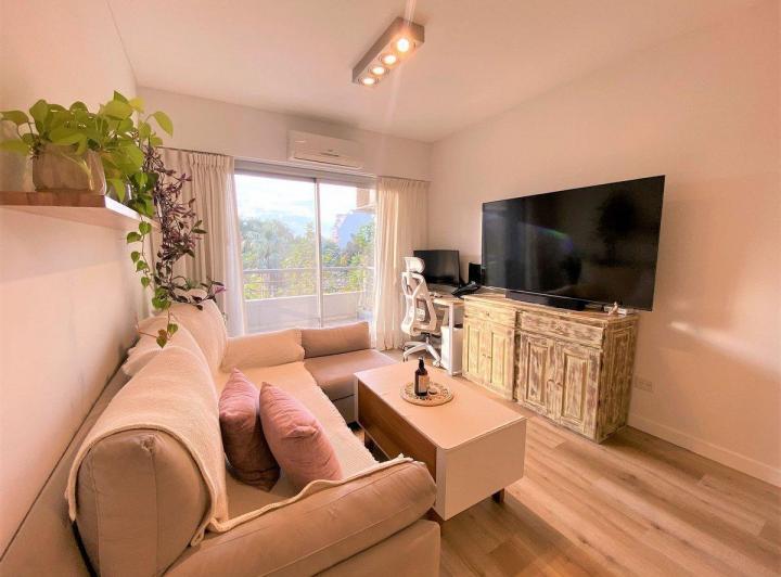VENTA SEMIPISO CON BALCON EN FLORES 3