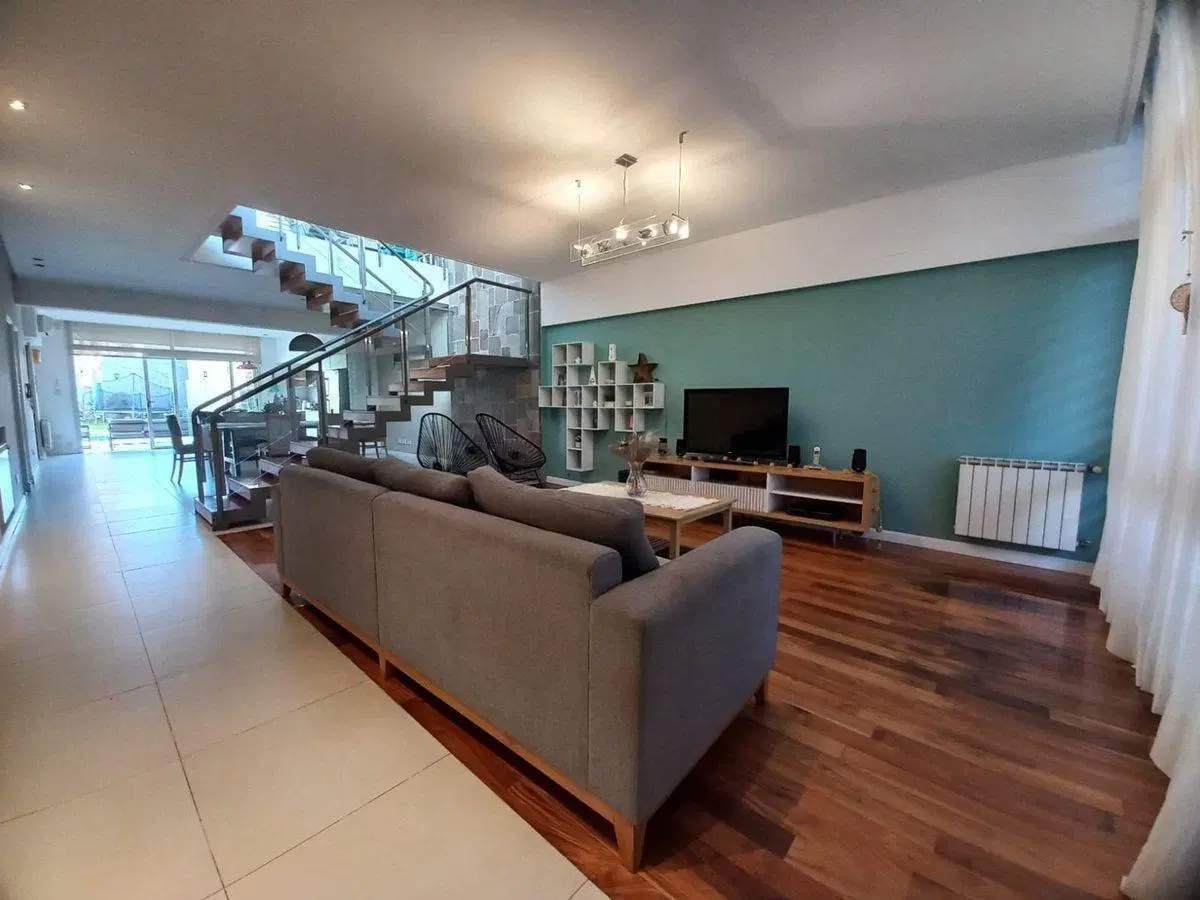Venta Casa 5 amb cochera, parque, pileta y parilla 2