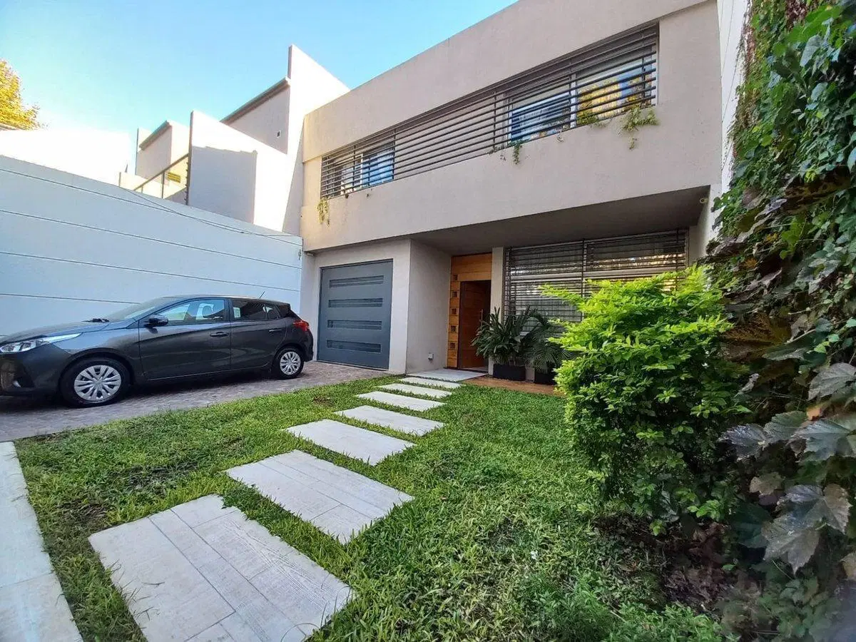 Venta Casa 5 amb cochera, parque, pileta y parilla 3