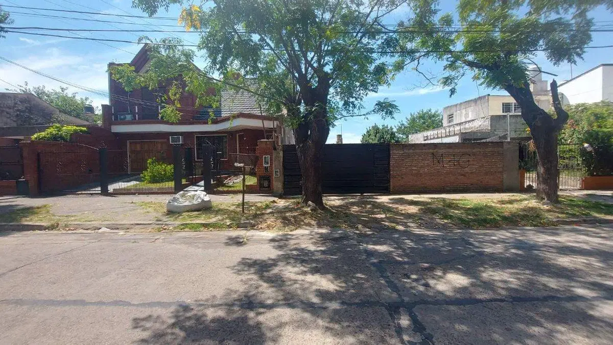 CASA A REFACCIONAR CON GRAN TERRENO LIBRE 5