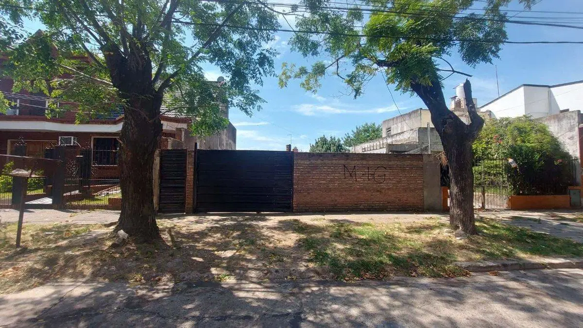 CASA A REFACCIONAR CON GRAN TERRENO LIBRE 3