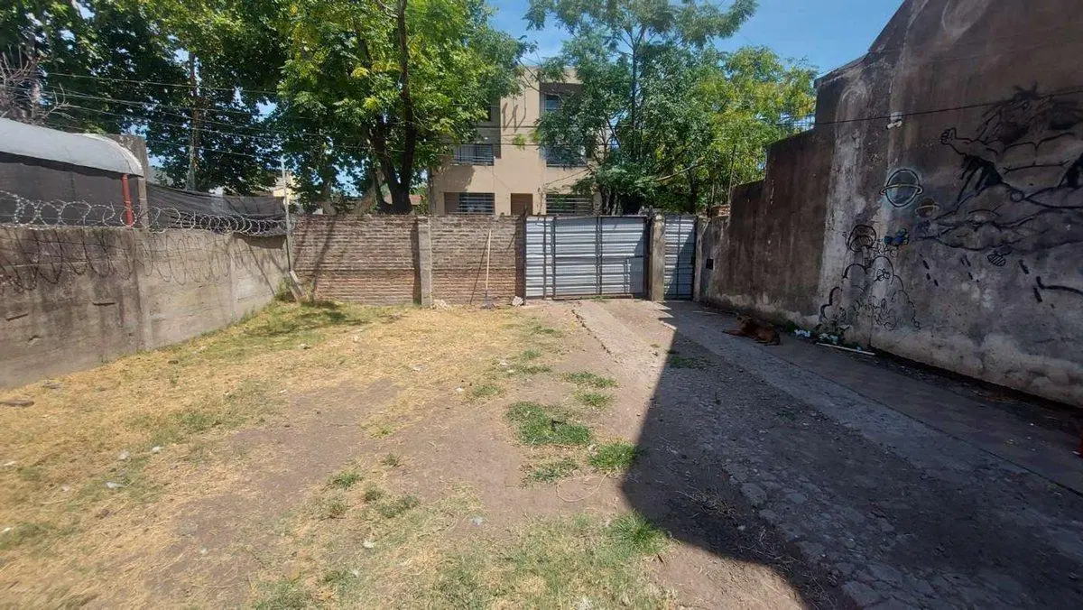 CASA A REFACCIONAR CON GRAN TERRENO LIBRE 2