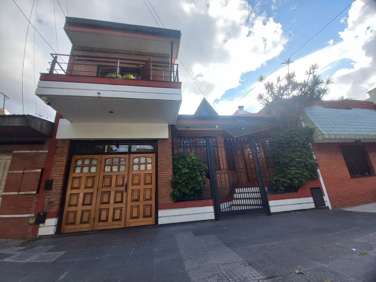 Venta casa 4 amb cochera, pileta Mataderos 5