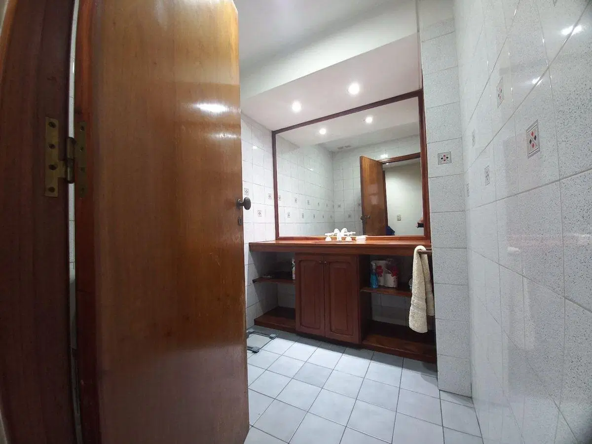 Venta casa 5 amb quincho, patio, cochera Devoto 4