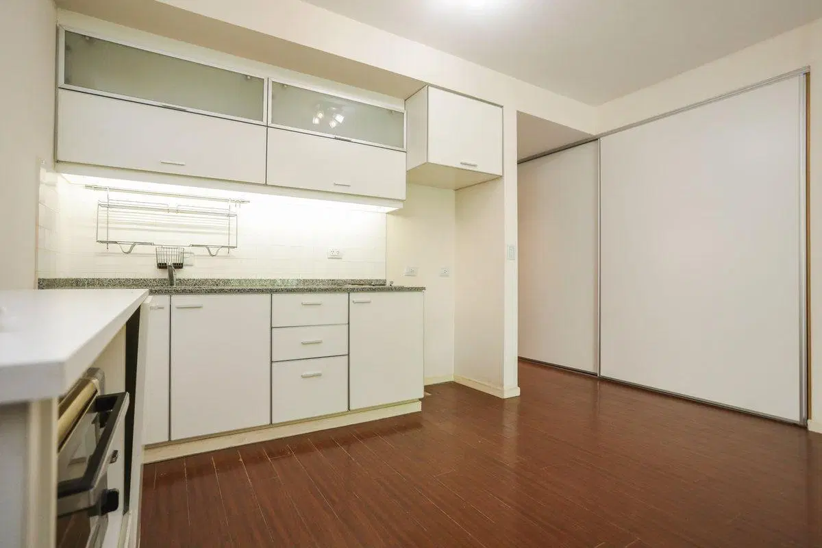 MONOAMBIENTE AMPLIO CON BALCÓN AL FRENTE Y BAULERA 4