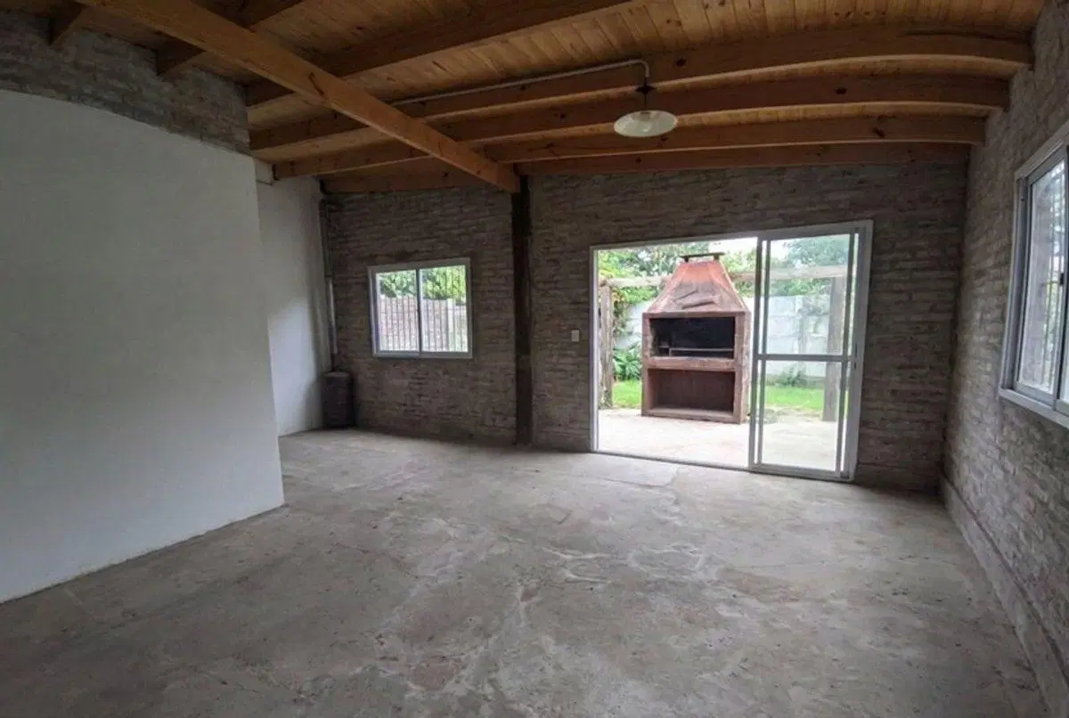 VENTA CASA CON AMPLIO JARDIN Y PILETA 3