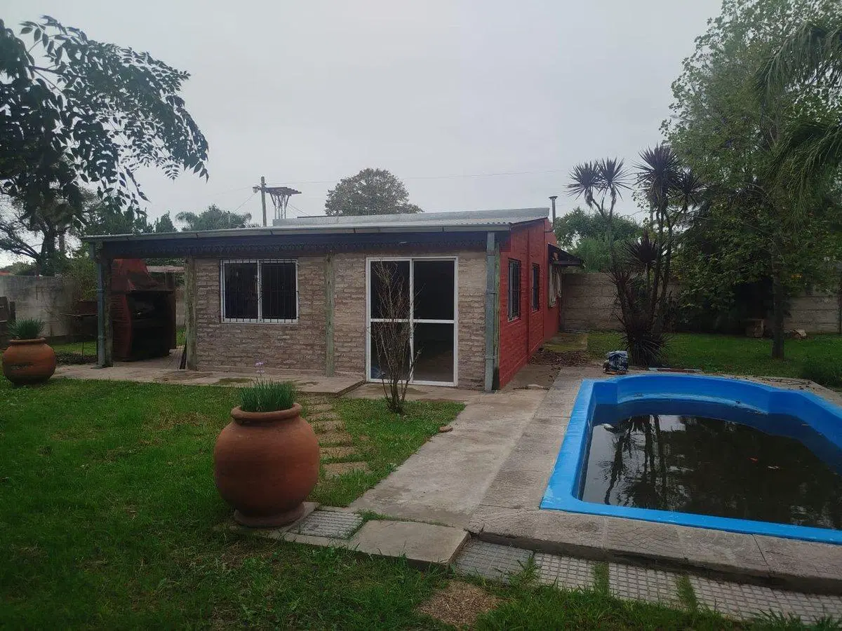 VENTA CASA CON AMPLIO JARDIN Y PILETA 5