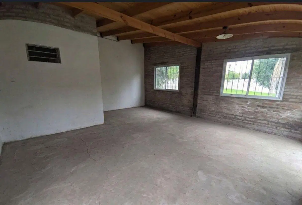 VENTA CASA CON AMPLIO JARDIN Y PILETA 4