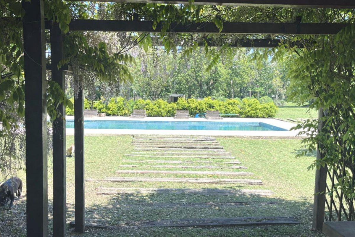 VENTA CASA 306 M2 CON PILETA EN LOTE DE 14.000 M2