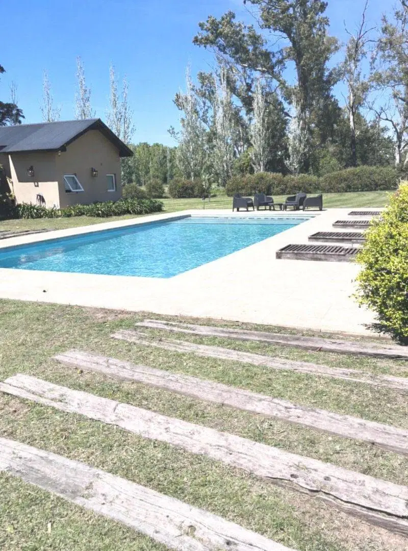 VENTA CASA 306 M2 CON PILETA EN LOTE DE 14.000 M2 3