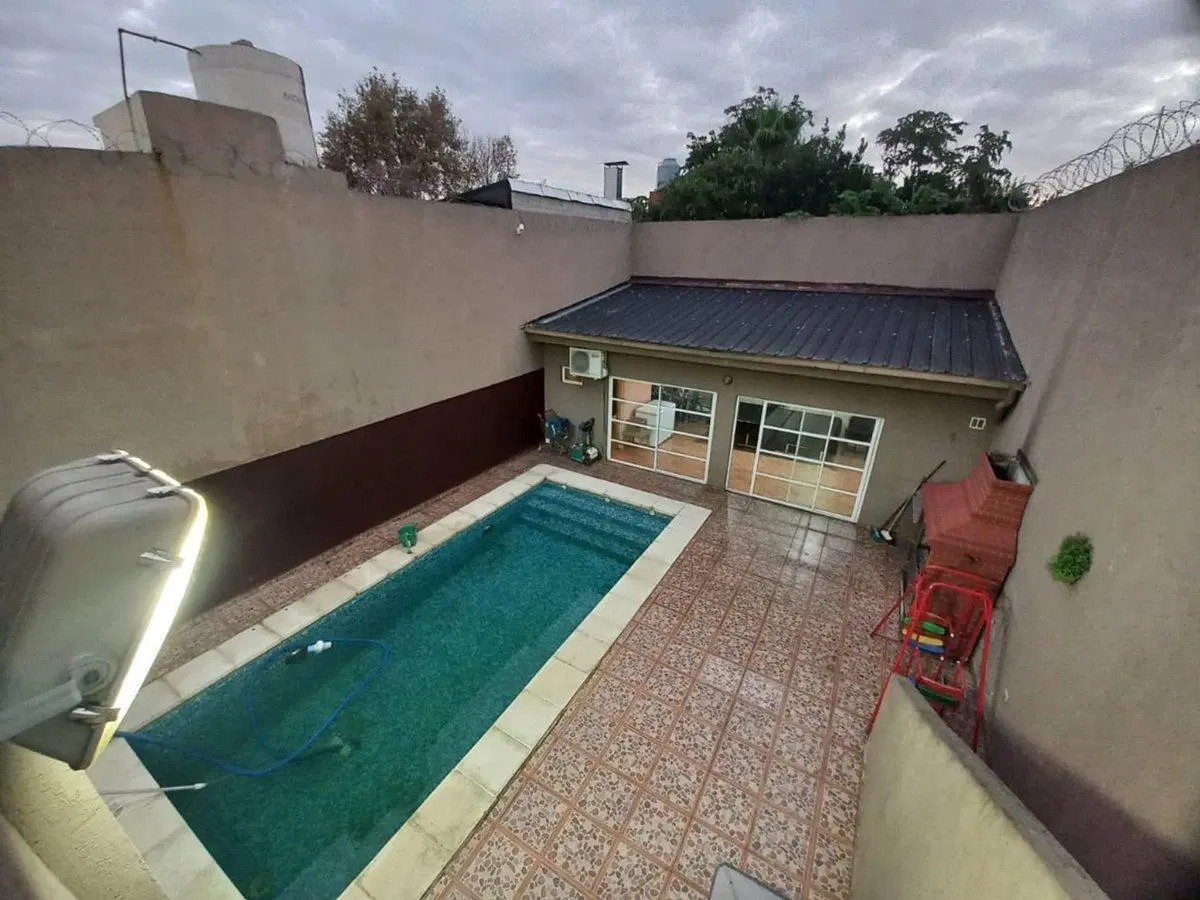 Venta casa cochera, pileta, quincho en Ramos Mejia 2