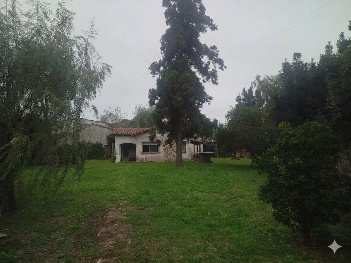 VENTA CASA CON AMPLIO JARDIN GRAL RODRIGUEZ 5